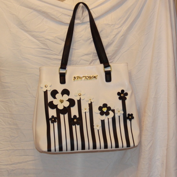 Betsey Johnson Handbags - Betsey Johnson NWOT Black & White Flower Purse